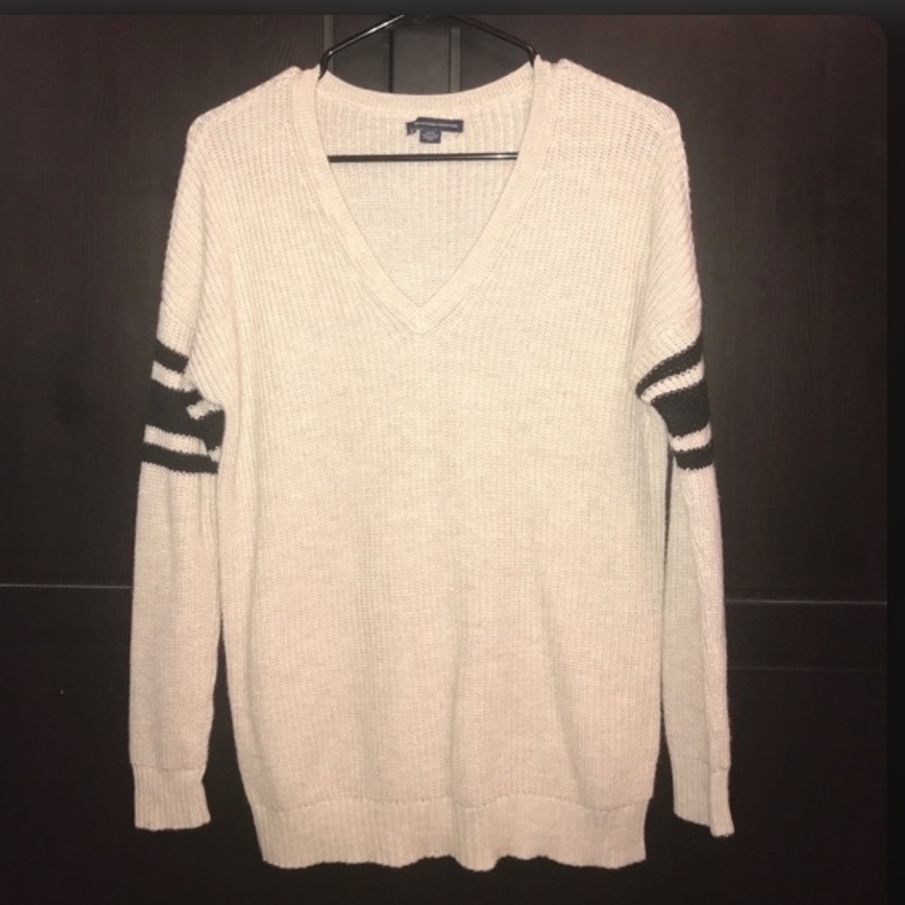 AMERICAN EAGLE COZY KNIT V-NECK SWEATER ARM DETAIL